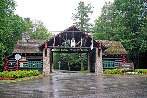 DSC01183 - Entrance to Château Montebello