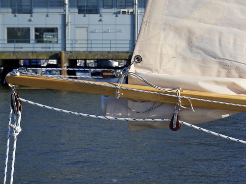 rigging the outhaul, boom starboard side, with 2nd reef in