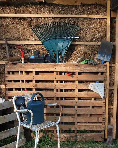 diy-gardening-pallet-tool-holder