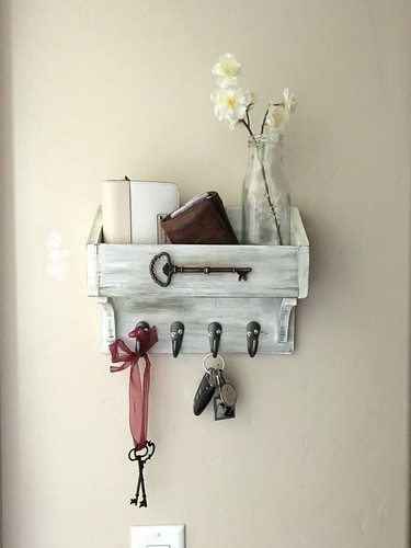 DIY Key Hanger – Plans to build this cute mail and key holder. #