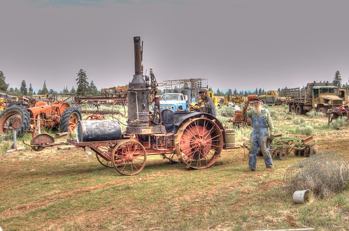 Willie and son run the 1915 steam traction engine HDR