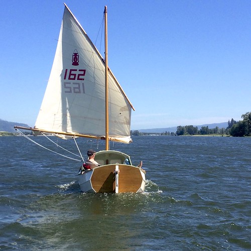 two reefs in, sailing downwind with a following current... a blissful run upriver, with Puget Island ahead