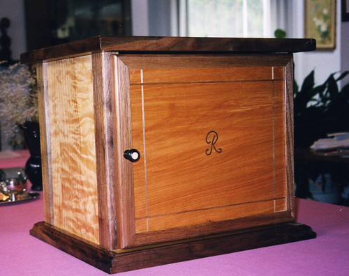 Sewing cabinet