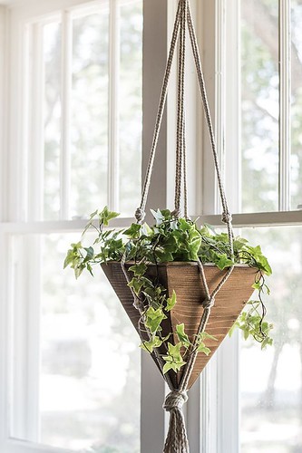 Diy Home : These DIY hanging planters can be made in a weekend and for less than $10.00 eac...