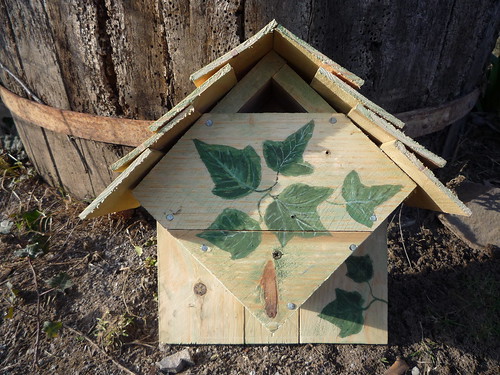 Free Accommodation - No Mortgage. Pallet Project Bird Box - Nichoir pour mésanges. Nido para aves, palets reciclados