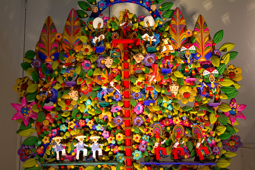 Danza de los Voladores in a Árbol de la vida sculpture (Tree of life)