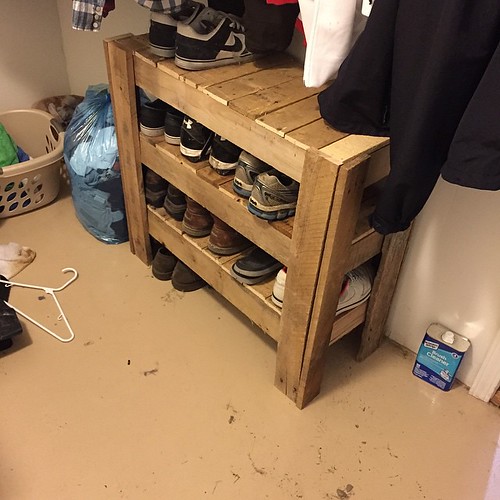 http://bit.ly/1pE1vNI | Shoe rack #recycle #pallets #diy #