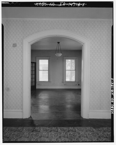 5. INTERIOR, FIRST FLOOR, DETAIL OF ARCHED OPENING - John Waggoner House, 301 First Avenue West, Oskaloosa, Mahaska County, IA