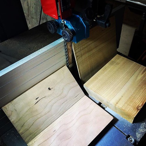 @lagunatools #bandsaw back in business after breaking a Resaw Kng 3/4” blade. It’s not even a few months old. I opted to use the cheaper Proforce (in 3/4 & 3/8) for now. Quick 1/16” resaw test with a piece of cherry and cedar was good. The #14BX is workin