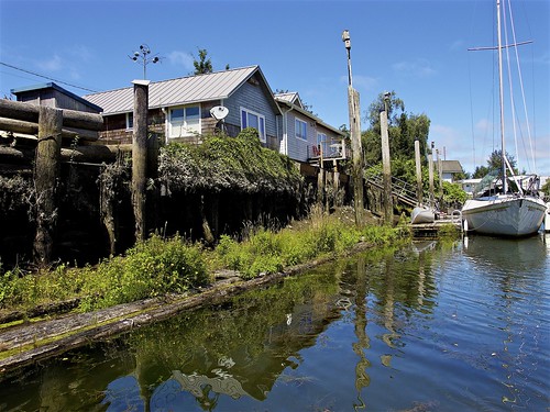 a friend of Derek owns this house near the end of the slough, our destination for this 3rd night of the voyage