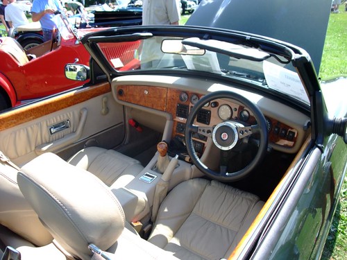 MG RV8 3.9 L cockpit