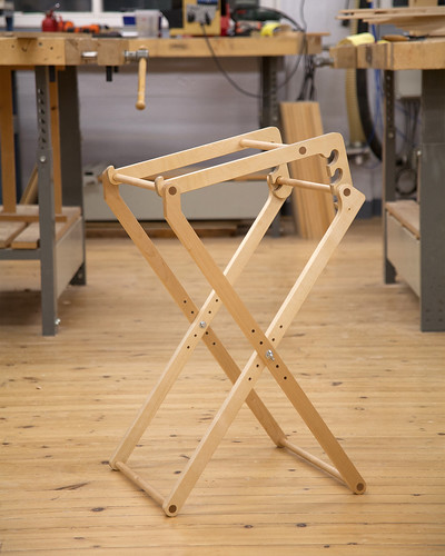 A foldable stand for a lacemaking pillow