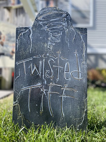 DIY Halloween Decorations: Tombstones