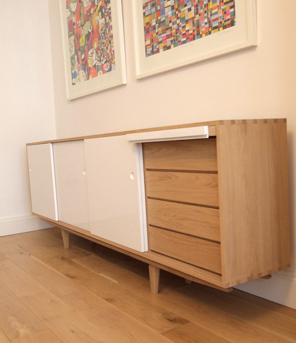 Oak sideboard with white lacquered sliding doors